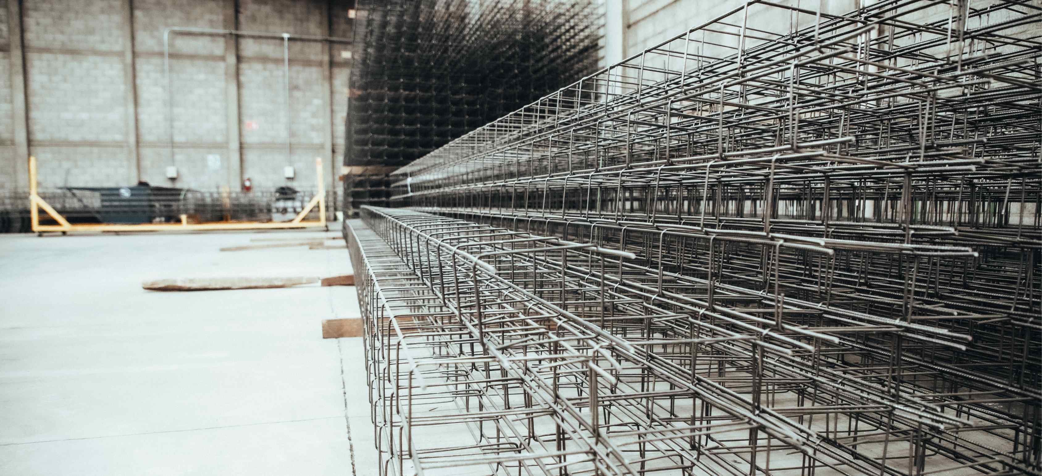 Fila de castillos electrosoldados en bodega de Mexlam