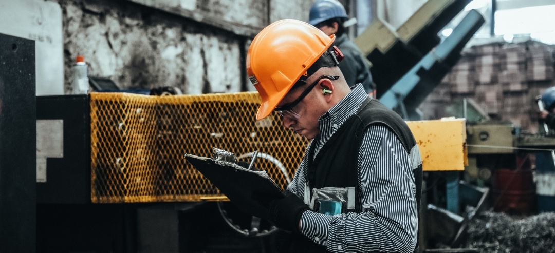 Ingeniero verificando la calidad en acero en Mexlam