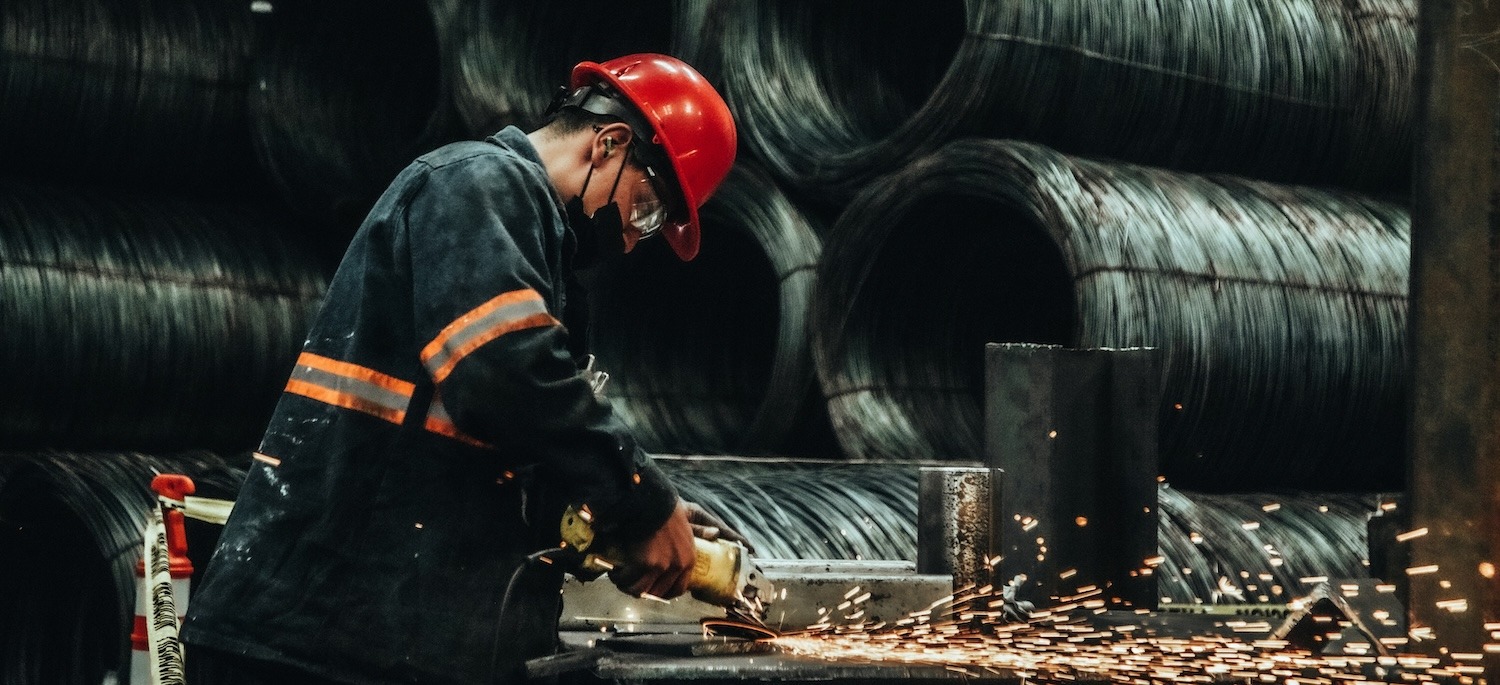 Trabajador puliendo pieza de acero mexicano en Mexlam