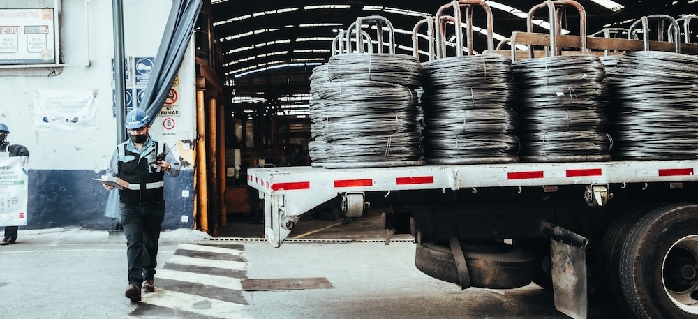 Trabajador de Mexlam revisando los alambres pulidos que se distribuirán desde la bodega