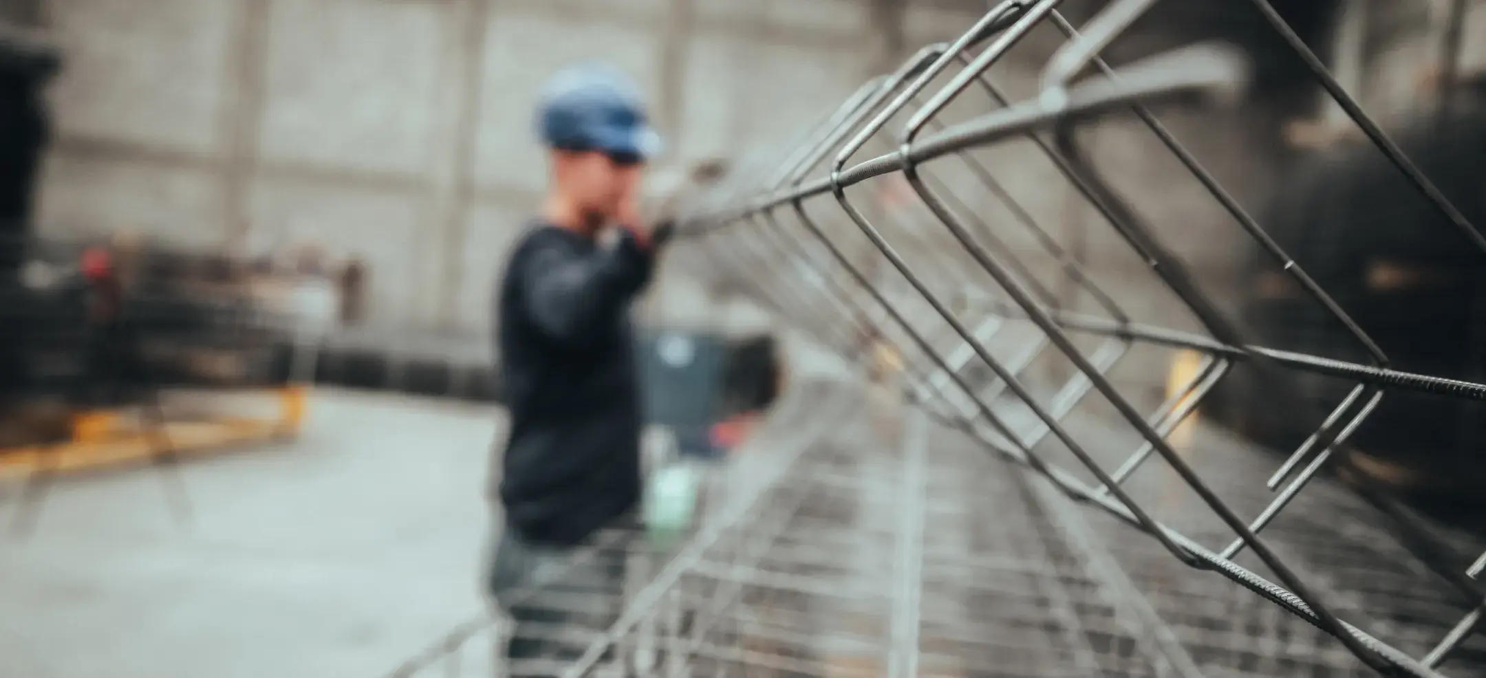 Trabajador en bodega de Mexlam con castillo como parte de la importancia del acero en la construcción