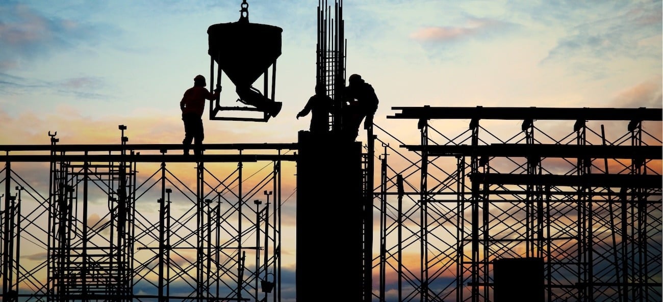 Construcción de una obra en atardecer usando la ingeniería de valor de Mexlam