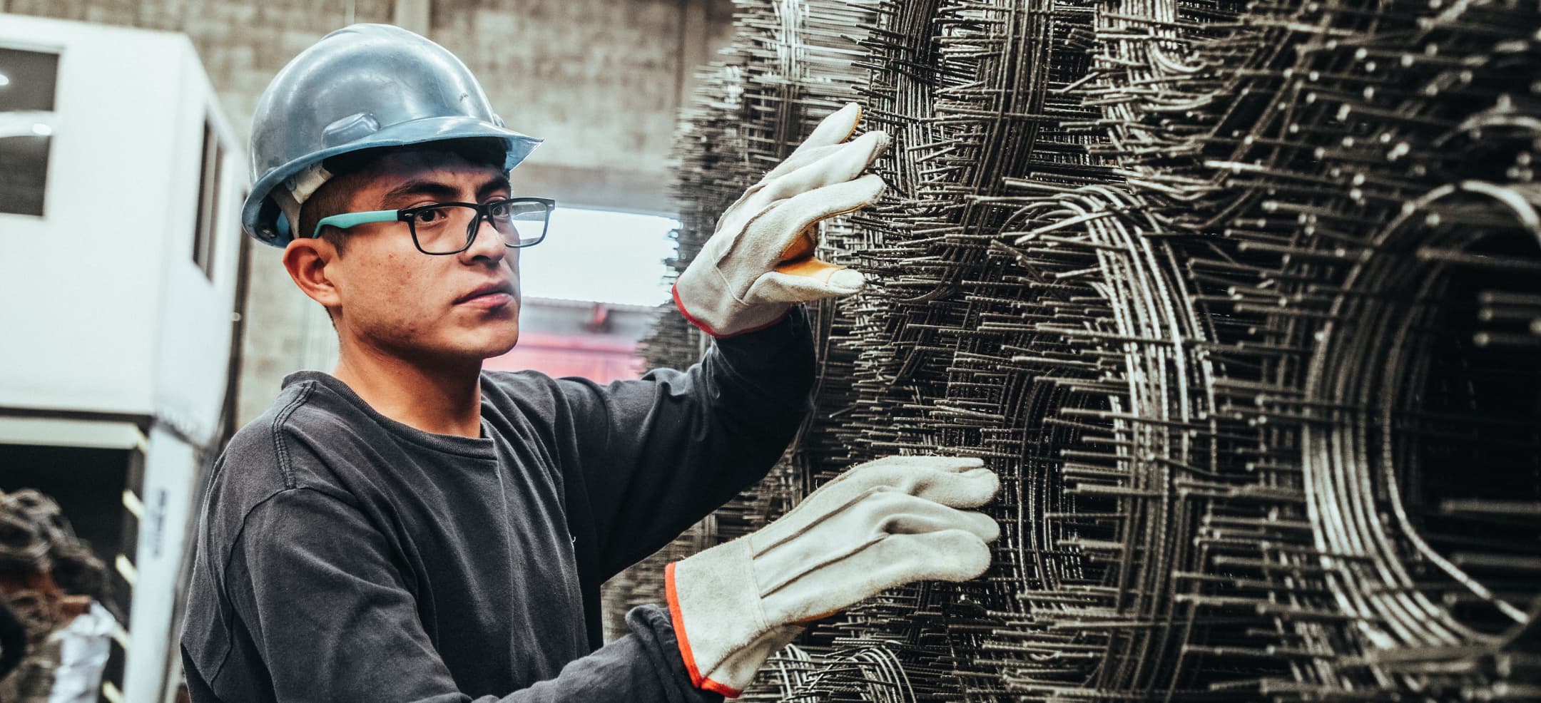 Trabajador en bodega de Mexlam revisando materiales de tendencia de la construcción