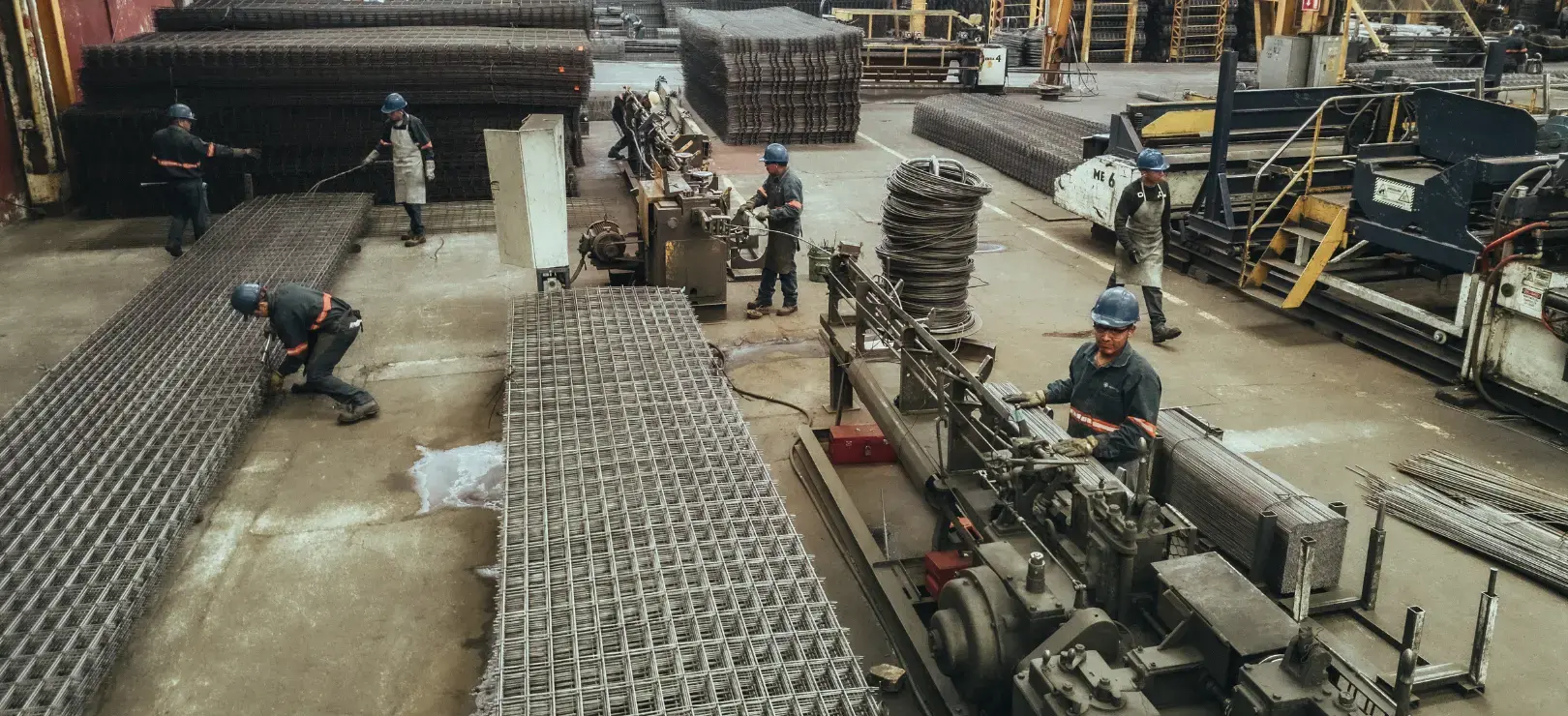 Fábrica de Mexlam y sus trabajadores revisando los tipos de productos de ingeniería